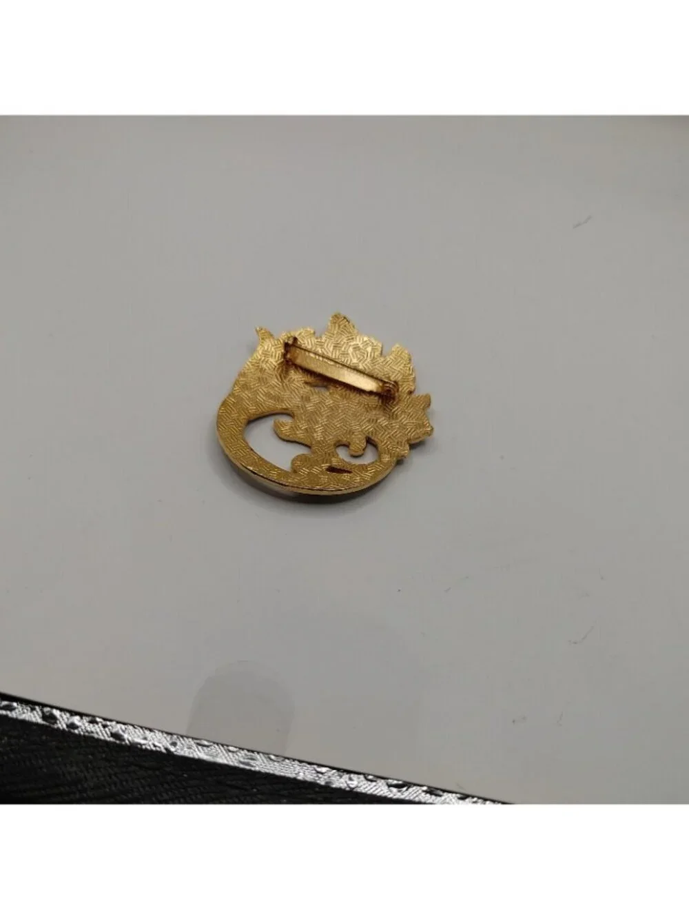 BROOCH/PIN  cloisonné GOLD-TONE